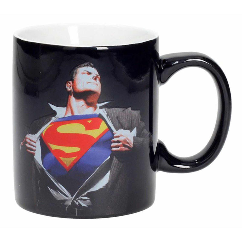 Taza negra de Superman mostrando su emblemático escudo