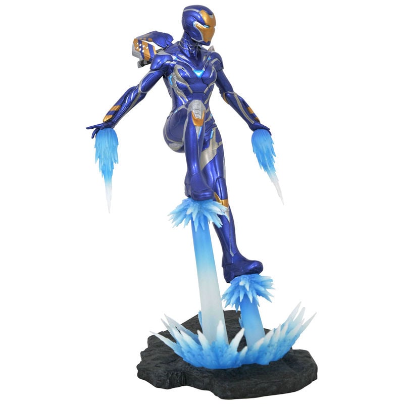 Estatua diorama de Rescue Marvel con armadura azul y dorada en pose de vuelo