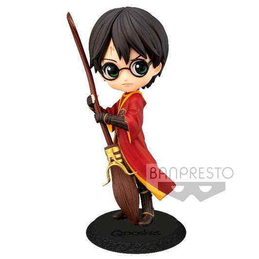 Figura Q Posket de Harry Potter con escoba y túnica roja