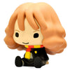 Figura hucha Chibi de Hermione Granger sentada con bufanda roja y amarilla