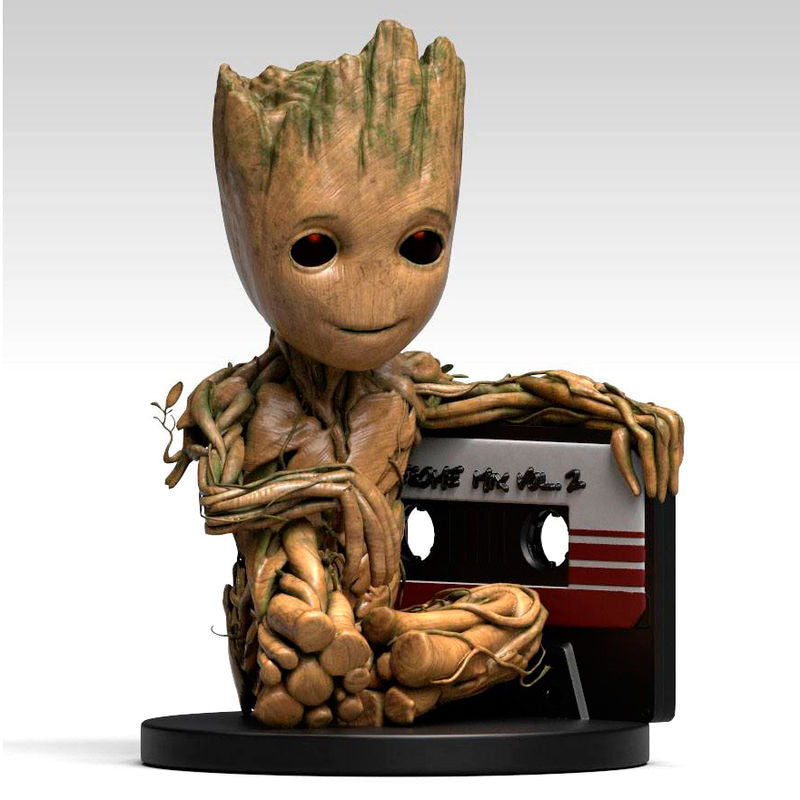 Figura hucha de Baby Groot con cassette de Guardianes de la Galaxia 2