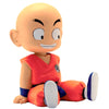 Figura hucha Chibi de Krilin de Dragon Ball sentado con uniforme naranja