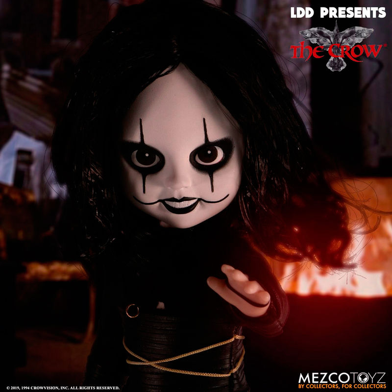 Figura Living Dead Dolls de The Crow con abrigo negro y maquillaje blanco - 3