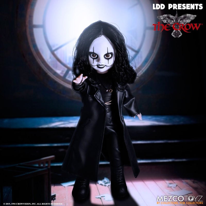 Figura Living Dead Dolls de The Crow con abrigo negro y maquillaje blanco