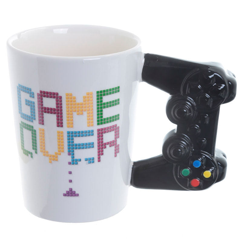 Taza PUCKATOR Game Over con asa 3D de mando