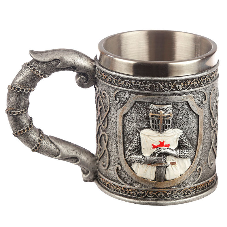 Taza de Caballeros de las Cruzadas con caballero en relieve y asa ornamentada