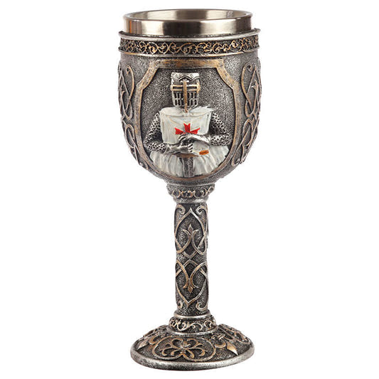 Copa medieval PUCKATOR con caballero cruzado y relieves góticos