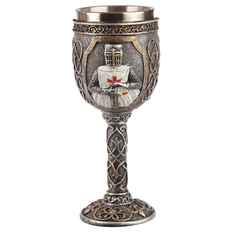 Copa medieval PUCKATOR con caballero cruzado y relieves góticos