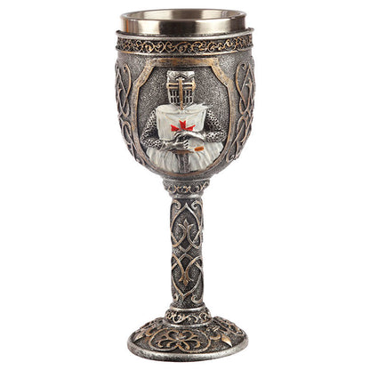 Copa medieval PUCKATOR con caballero cruzado y relieves góticos