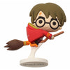 Figura mini de Harry Potter en escoba de Quidditch sobre una base