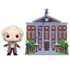Figura Funko POP! de Doc junto a la Torre del Reloj de Regreso al Futuro