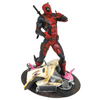 Estatua de Deadpool sobre un taco truck accidentado