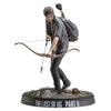 Estatua de Ellie de The Last of Us Part II con arco y mochila sobre una base escénica