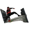 Figura de Miles Morales como Spider-Man sobre una base urbana