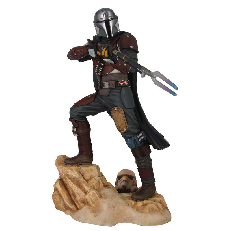 Estatua de The Mandalorian de Star Wars sobre una base rocosa