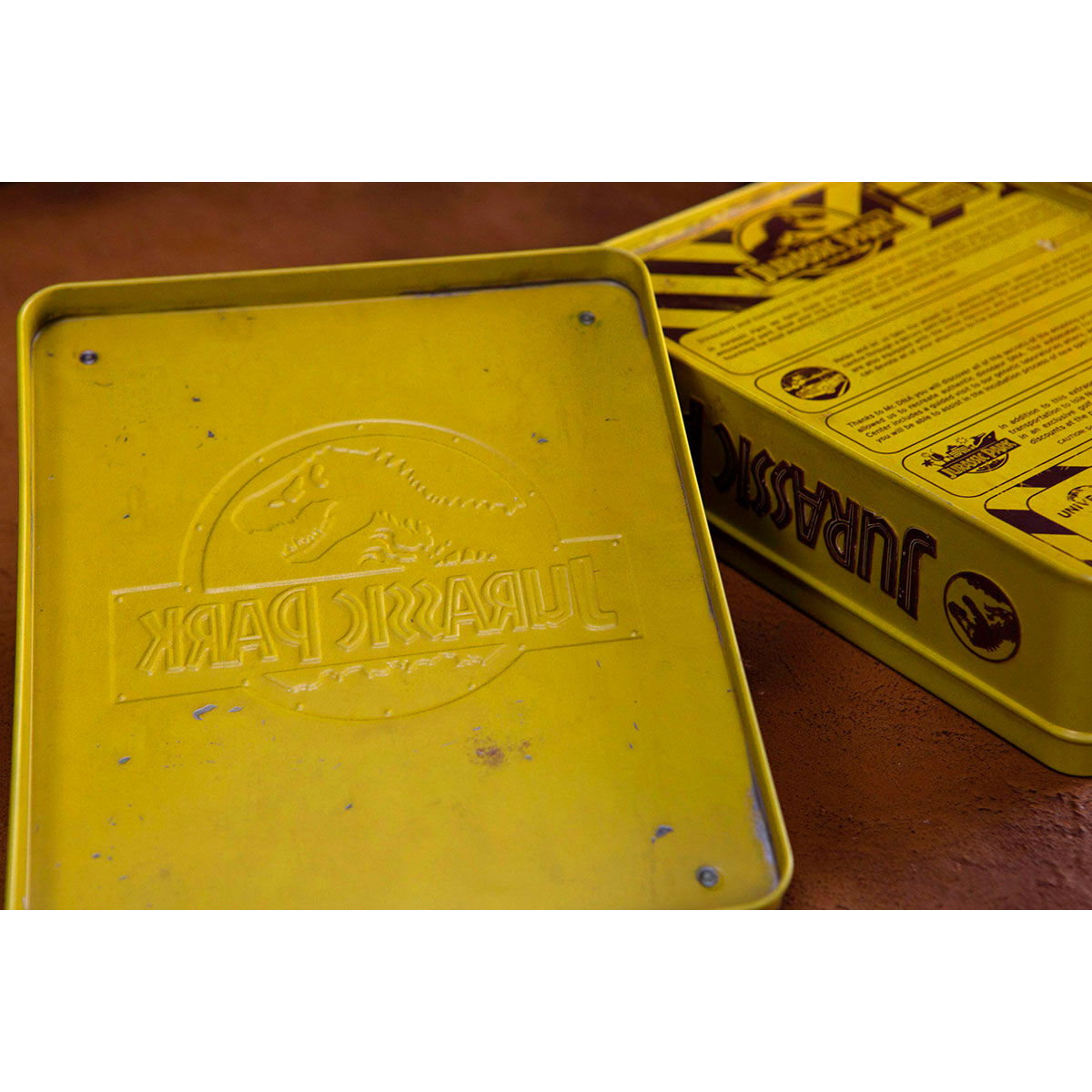 Caja metálica amarilla Jurassic Park Welcome Kit de DOCTOR COLLECTOR - 15