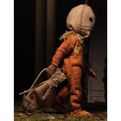 Figura de Sam de Trick 'r Treat de NECA con pijama naranja, saco extraíble y accesorios - 2