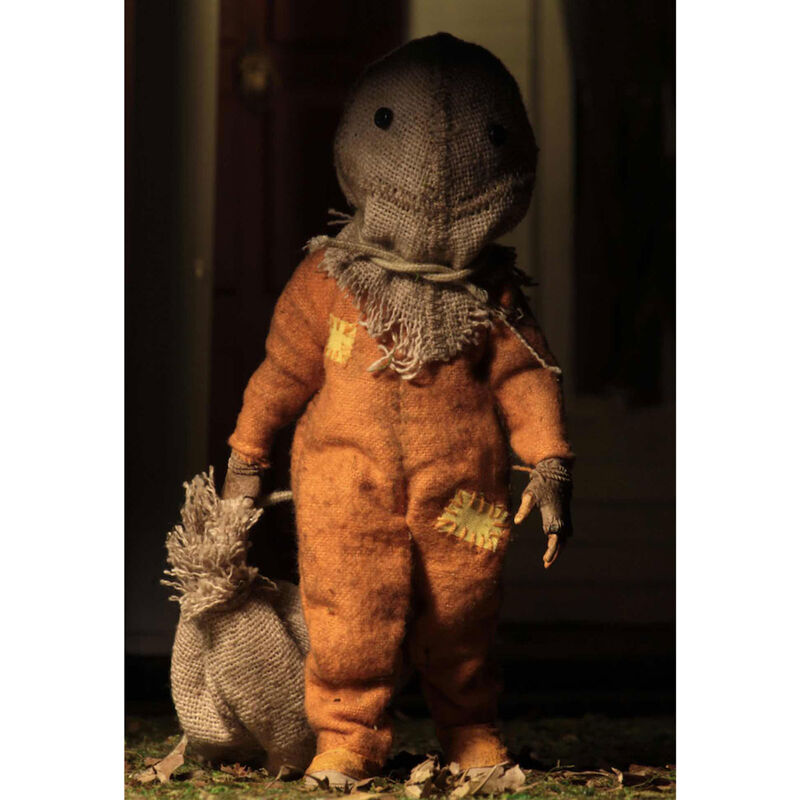 Figura de Sam de Trick 'r Treat de NECA con pijama naranja, saco extraíble y accesorios - 3