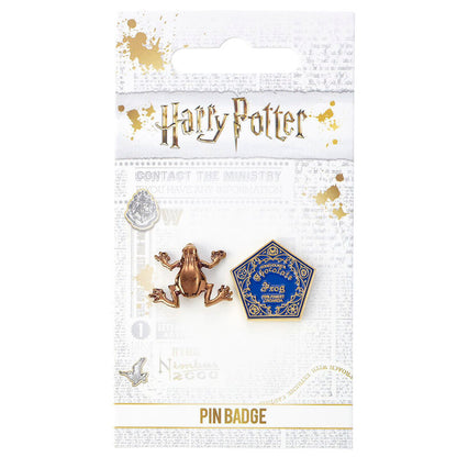 Pin dorado con diseño de rana de chocolate de Harry Potter junto a tarjeta Honeydukes - 2