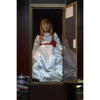 Figura articulada de Annabelle NECA con vestido blanco y lazos rojos