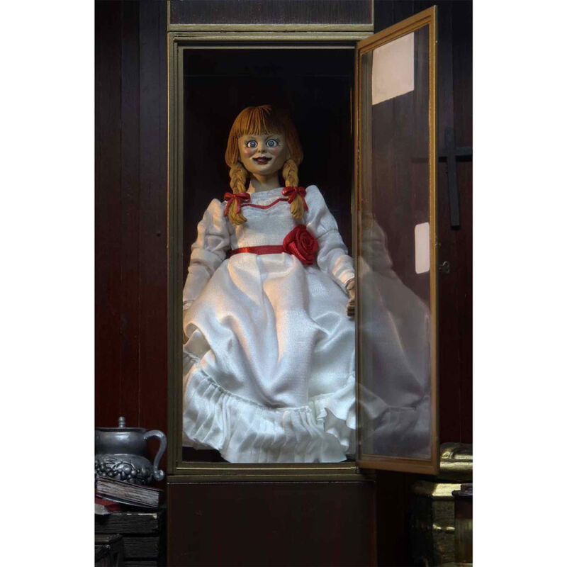 Figura articulada de Annabelle NECA con vestido blanco y lazos rojos