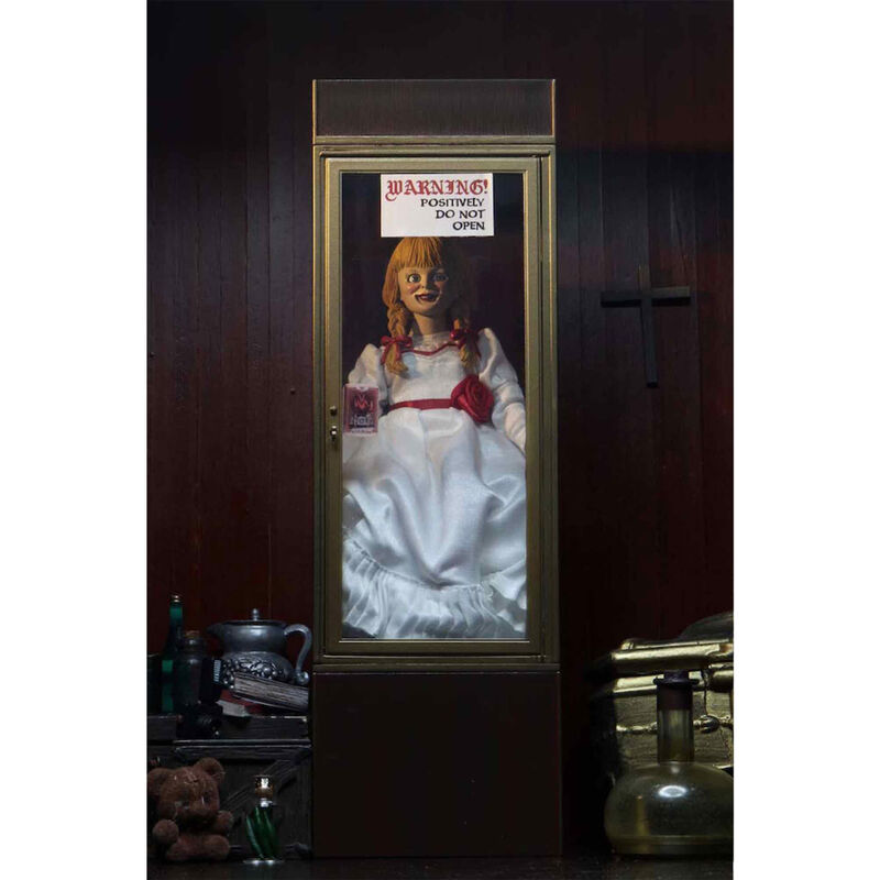 Figura articulada de Annabelle NECA con vestido blanco y lazos rojos - 4