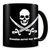 Taza negra de The Goonies con calavera, tibias cruzadas y lema Never Say Die