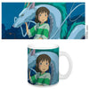 Taza de cerámica de Chihiro junto a un dragón de Spirited Away
