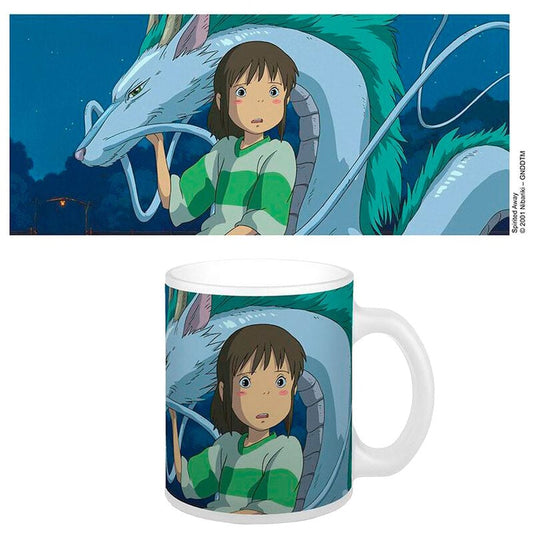 Taza de cerámica de Chihiro junto a un dragón de Spirited Away