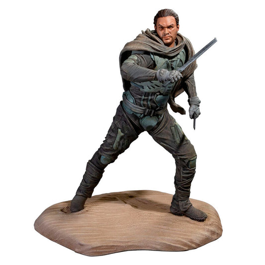 Estatua de Duncan Idaho de Dune con espada sobre una base arenosa
