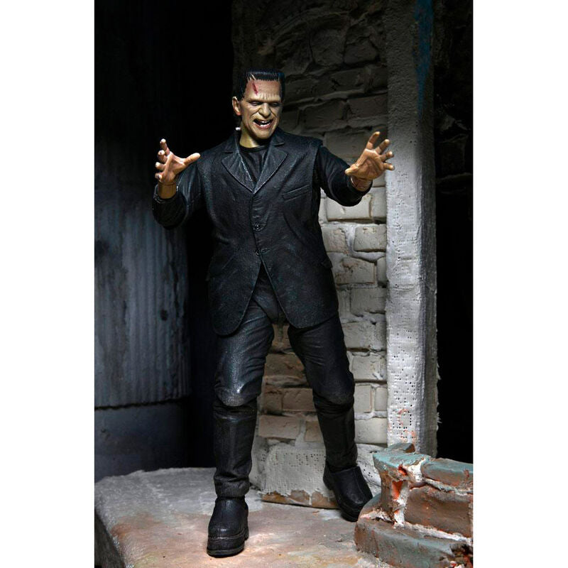 Figura articulada NECA de Frankenstein Monster con traje negro - 6