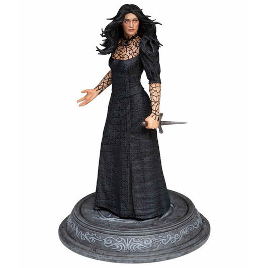 Estatua de Yennefer de The Witcher con vestido negro, espada y base ornamental