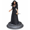 Estatua de Yennefer de The Witcher con vestido negro, espada y base ornamental