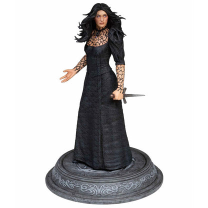 Estatua de Yennefer de The Witcher con vestido negro, espada y base ornamental