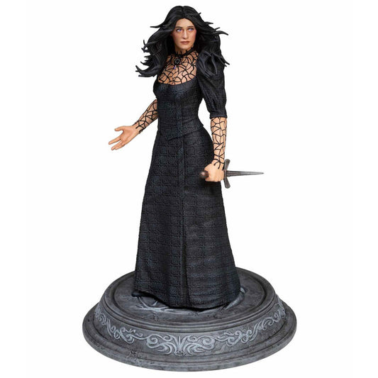 Estatua de Yennefer de The Witcher con vestido negro, espada y base ornamental