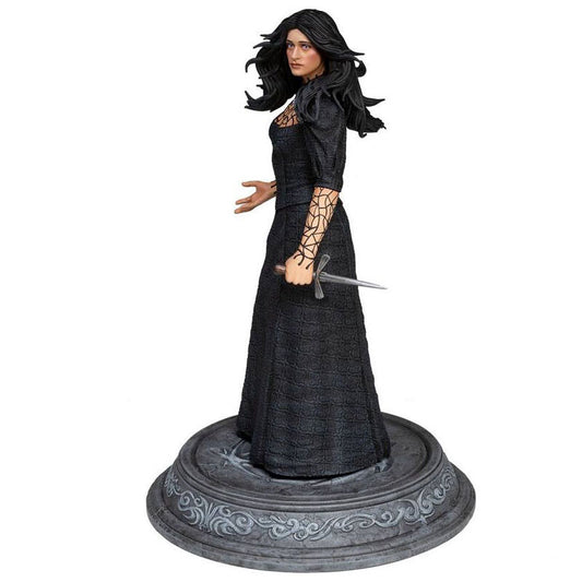 Estatua de Yennefer de The Witcher con vestido negro, espada y base ornamental - 2