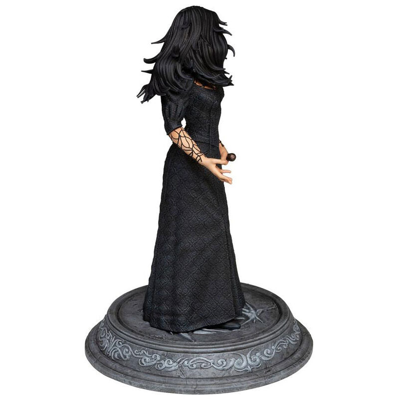 Estatua de Yennefer de The Witcher con vestido negro, espada y base ornamental - 5