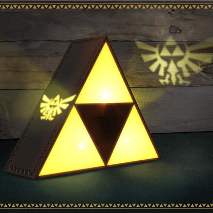 Lámpara Triforce de The Legend of Zelda encendida