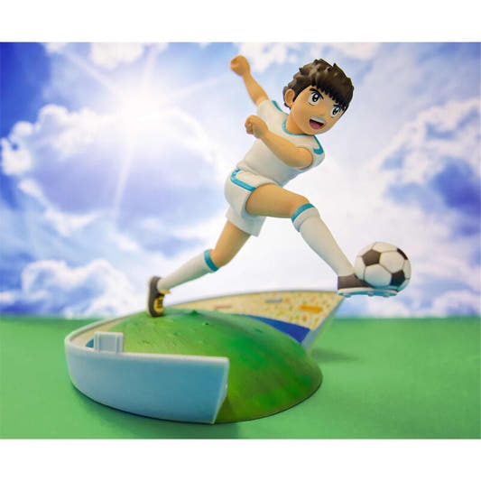 Figura de Oliver Atom chutando un balón sobre una base futbolística - 2