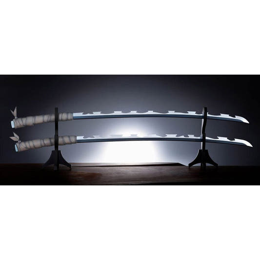 Réplica de las espadas Nichirin de Inosuke Hashibira sobre soporte negro - 2