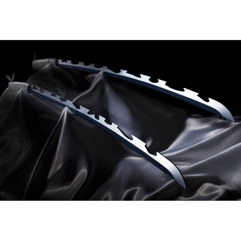 Réplica de las espadas Nichirin de Inosuke Hashibira sobre soporte negro - 4
