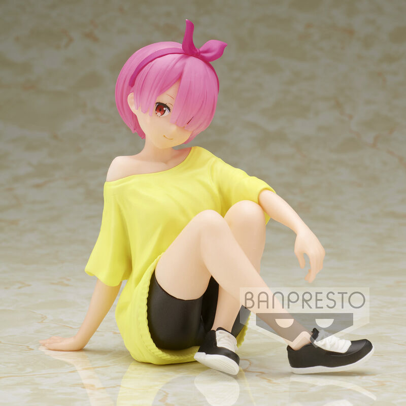 Figura de Ram de Re:Zero sentada con conjunto amarillo y negro