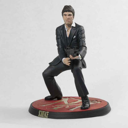 Figura de Tony Montana de Scarface con traje negro sobre base decorada - 2
