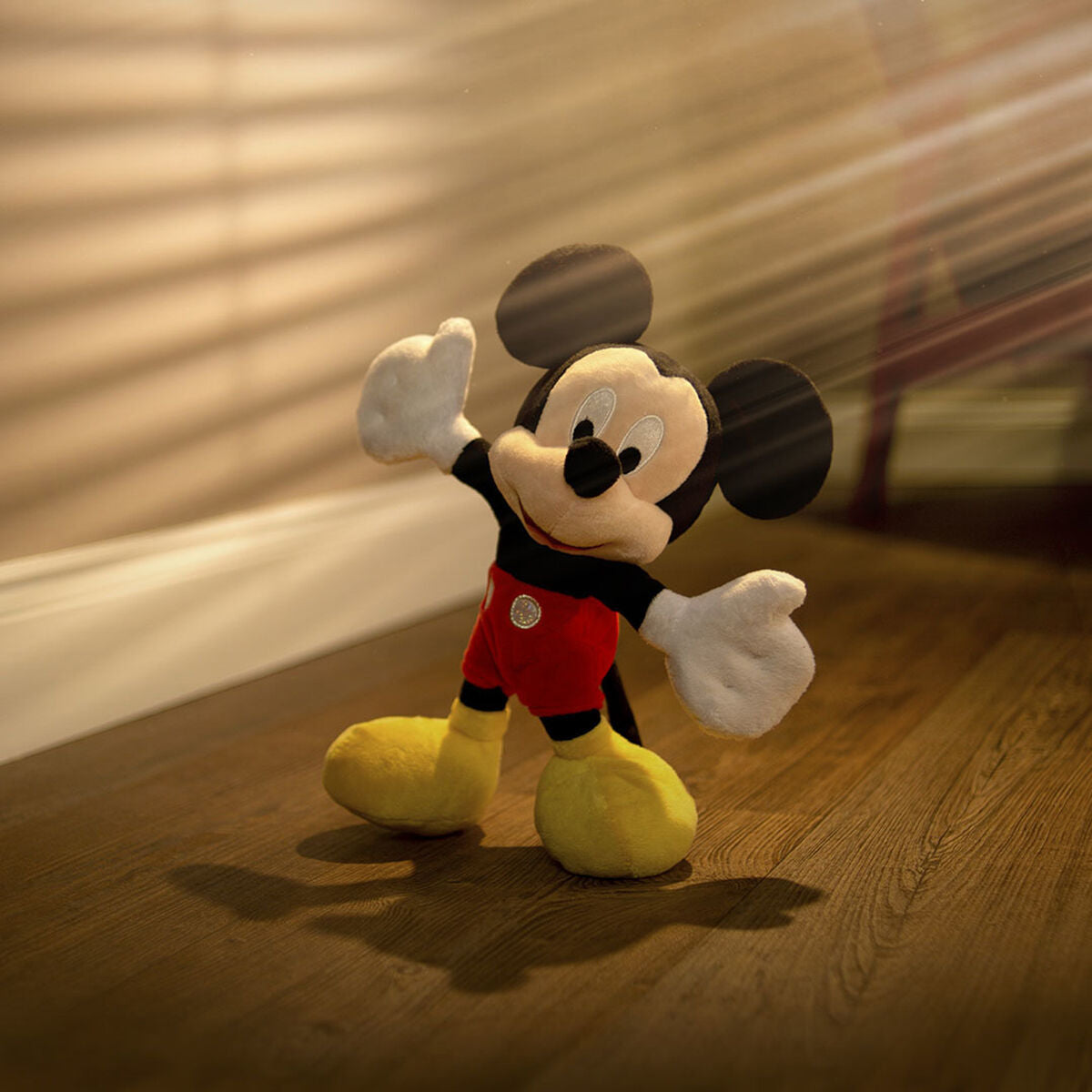 Peluche Mickey Mouse Disney de 35 cm con pantalones rojos y zapatos amarillos - 3