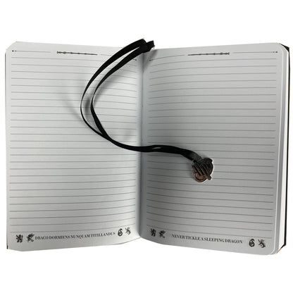 Cuaderno A5 de Harry Potter con escudo dorado de Hogwarts sobre portada negra - 2