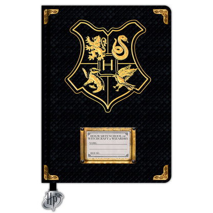 Cuaderno A5 de Harry Potter con escudo dorado de Hogwarts sobre portada negra