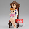Figura BANPRESTO de Crayon Shinchan con un adulto sentado y un bebé en brazos