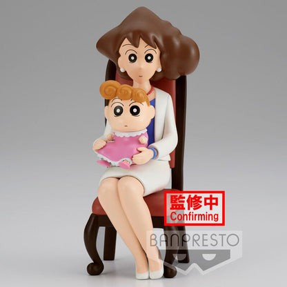 Figura BANPRESTO de Crayon Shinchan con un adulto sentado y un bebé en brazos