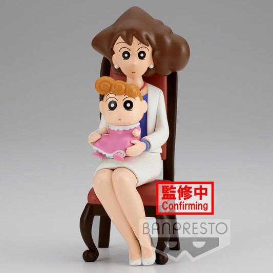Figura BANPRESTO de Crayon Shinchan con un adulto sentado y un bebé en brazos