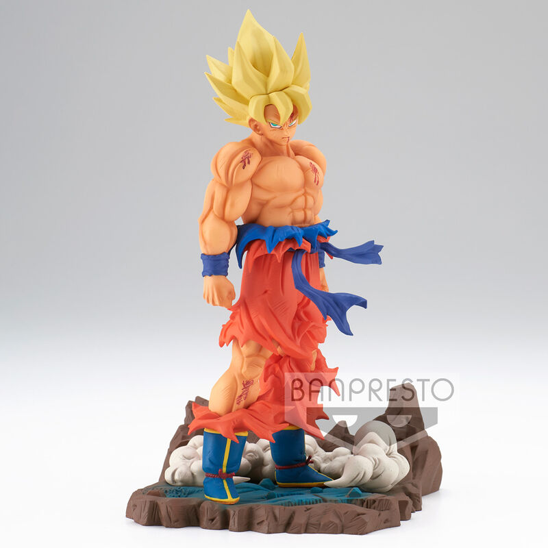 Figura de Goku Super Saiyan de Dragon Ball Z sobre base escénica - 2